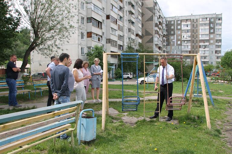 кгс двор качели.jpg